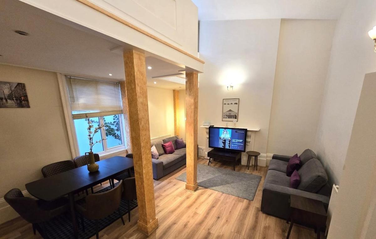 Timeless Hyde Park Maisonette, 3br, 2ba And Lounge